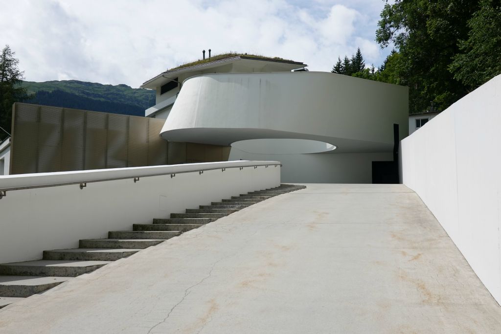 Détour par la vallée de Valserrhein pour voir les thermes de Vals ( Grisons). Ici l'entrée...imposante